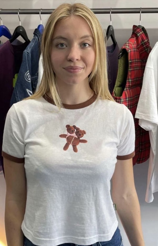 Makyajsız yüzü ortaya çıkan Sydney Sweeney'in doğal hali resmen X kullanıcılarını ikiye böldü.