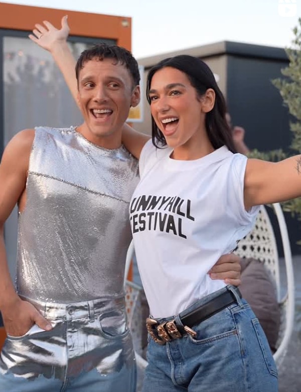 Festivalin en çok konuşulan anlarından biri ise gecenin yıldızları Edis ve Dua Lipa’nın sahne öncesindeki samimi halleri oldu!