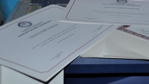Para verip sahte belgelerle profesör ve doçent oldular!