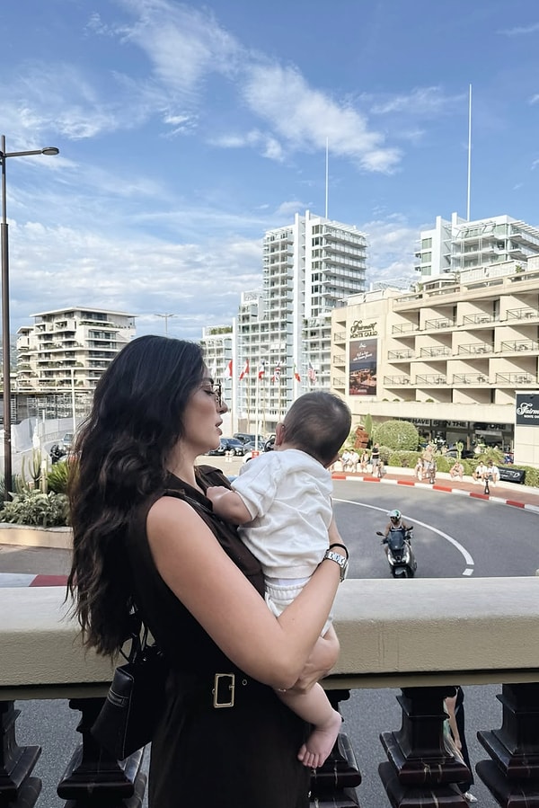 Melisa Aslı Pamuk’un sadelikten yana olan Instagram tarzına rağmen, oğlu Mylan söz konusu olduğunda takipçileriyle bu özel anları paylaşmaktan kaçınmıyor.