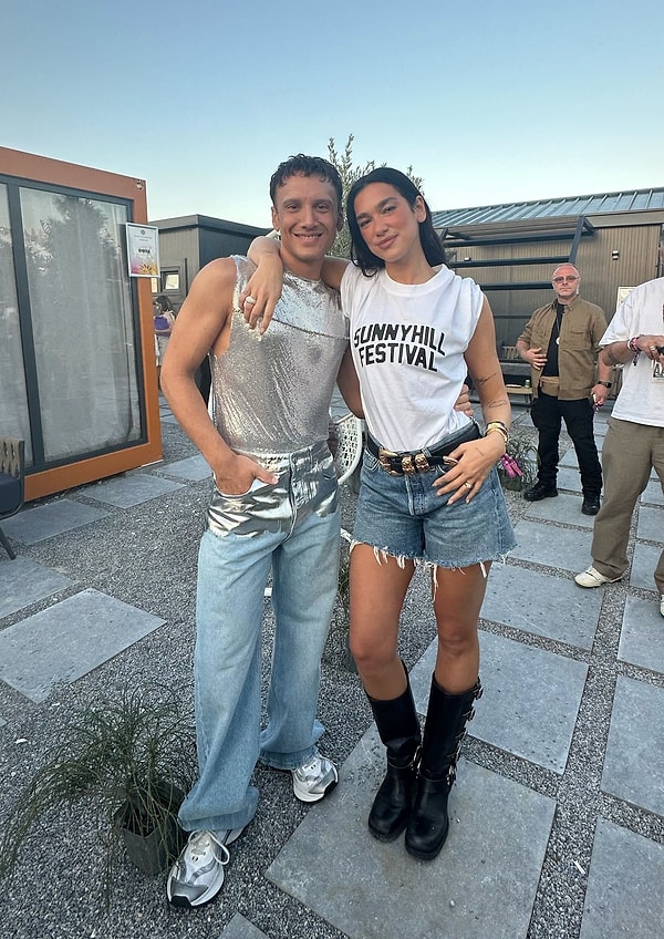 Festivalin en çok konuşulan anlarından biri ise gecenin yıldızları Edis ve Dua Lipa’nın sahne öncesindeki samimi halleri oldu!