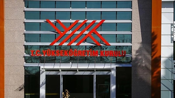 Türkiye bazı kişilerin YÖK ve E-Devlet kayıtları ile oynayarak sahte üniversite diploması almasını konuşuyor.