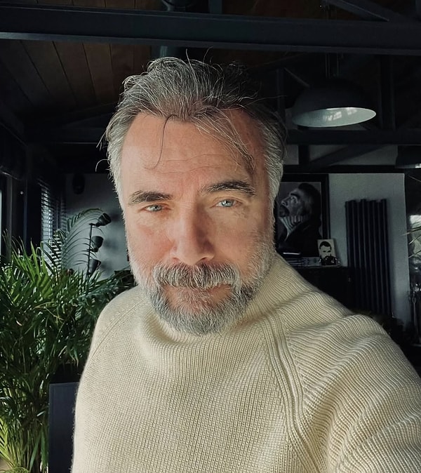 Türk televizyonlarının güçlü ve karizmatik oyuncusu Oktay Kaynarca, yıllardır ekranların vazgeçilmez yüzlerinden biri olmayı başarıyor.