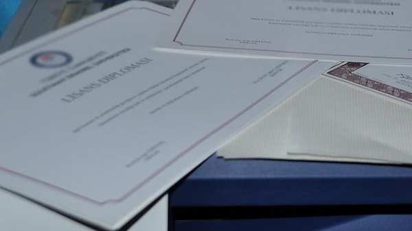 Türkiye "sahte diploma" skandalını konuşuyor.
