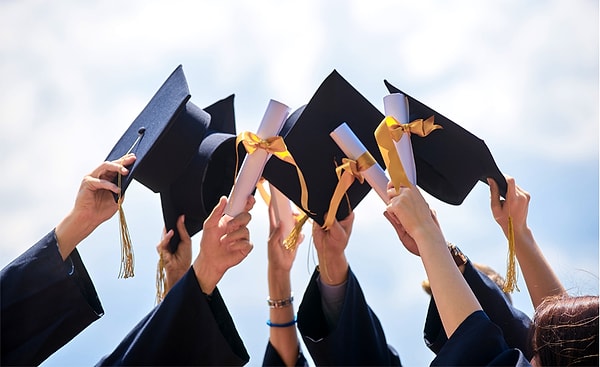 Türkiye'de sahte diploma skandalı patlak verdi. Soruşturmada her geçen gün şok edecek yeni ayrıntılar ortaya çıkıyor.