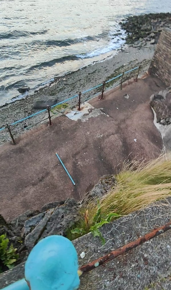 “Bu yaz insanlar sahil kenarlarında fotoğraf çekerken dikkatli olsun. Güvenlik için yapılmış bir şeyin sizi tehlikeye atabileceği aklınıza gelmiyor, ama bu olay bunun mümkün olduğunu gösterdi.”