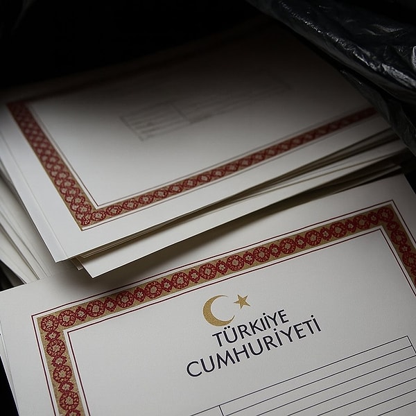 Türkiye birkaç gündür sahte diplomaları, imzalı belgeleri konuşuyor.