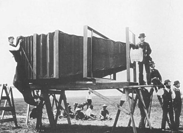6. Kamera (fotoğraf makinesi) hangi yüzyılda icat edilmiştir?