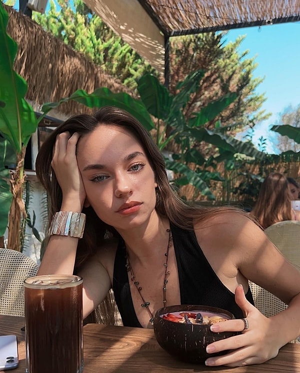 Melisa Sözen'le başrolde yer aldığı "Biz Kimden Kaçıyorduk Anne?" dizisiyle hayatımıza giren genç oyuncu Eylül Tumbar, magazinde konuşulan ünlüler listesi içine yavaş yavaş, sağlam adımlarla giriyor.