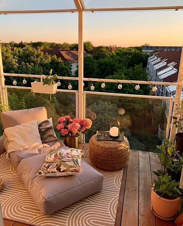 2. Onlarsız bir balkon düşünmek bile istemiyorum: Yastık ve minderler