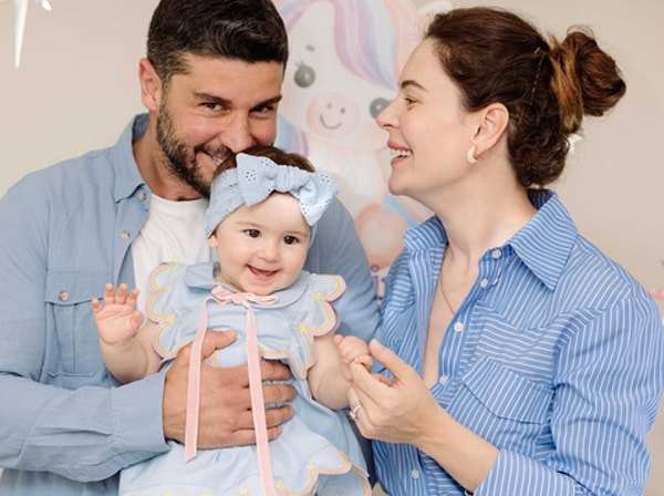 Çiftin, Mira Milena'nın doğumunun ardından paylaştıkları samimi fotoğraflar ve duygusal mesajlar, takipçileri tarafından büyük ilgi görmüştü.