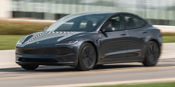 Tesla, zirvedeki yerini koruyor.
