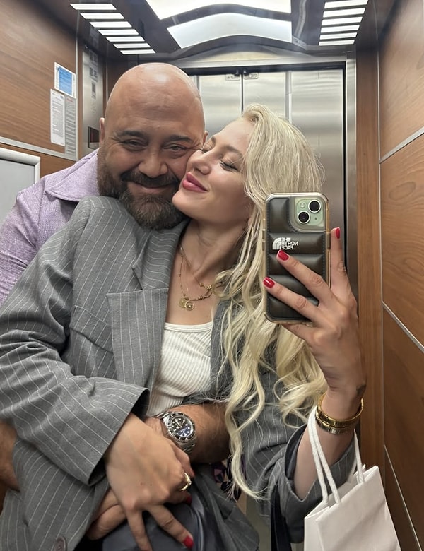 Somer Sivrioğlu, kendisinden bu sefer de 25 yaş küçük olan Tilbe Uslu'yla aşk yaşadığını temmuz ayının başında, sevgilisinin doğum gününde ilan etmişti.
