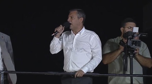 Özgür Özel "sahte diploma" gündemine Tuzla mitinginden göndermede bulundu.