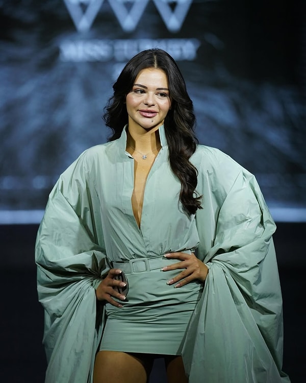 Miss Turkey 2024 yarışmasında 12 numarayla yer alan Ayşe Sena Şeref 1999 doğumlu yani 26 yaşında.