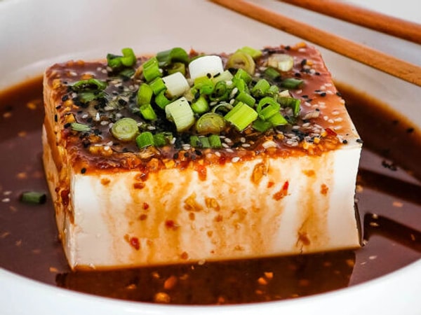 6. Acılı Tofu ve Köz Patlıcanlı Salata