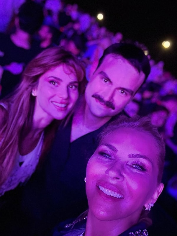 İstanbul'a döner dönmez soluğu kıymetli kaynanasının yanı başında alan Nazlı Sabancı'yı Jennifer Lopez konserinde görmüştük.