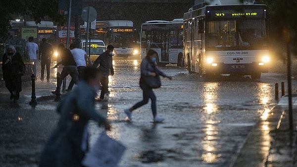Meteoroloji'den yeni bir uyarı daha geldi. Megakent bugün de sağanağın etkisinde olacak.