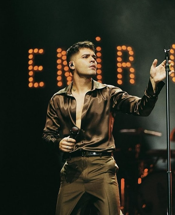 Şarkıları kadar konserleri de oldukça konuşuluyor.