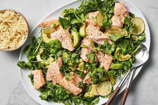 3. Somon ve Avokado Salatası