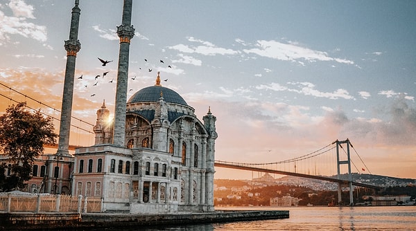 Ortaköy Beach and Ulus Park: Watching Ships with a City View