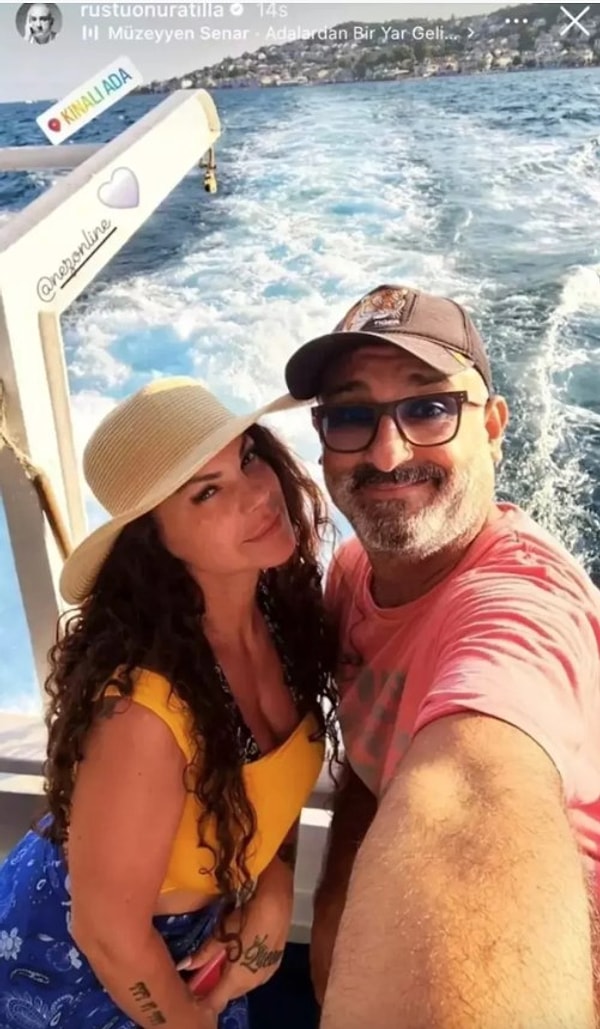 Boşanma sonrası çok vakit geçmeden, Atilla’nın ünlü şarkıcı Nez ile aşk yaşamaya başladığı ortaya çıkmıştı.