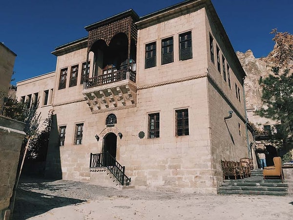 Dizilerde kullanılan mekanlar büyük önem taşır. Özellikle köşk ve konak gibi sıklıkla görmediğimiz mekanlar daha çok ilgimizi çeker.