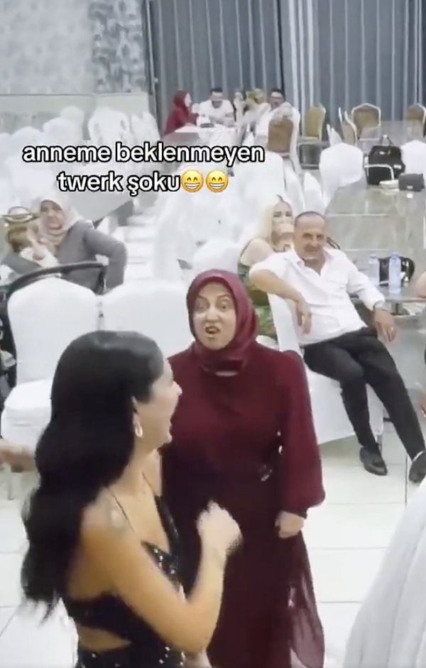 Düğünde bir kadının twerk yaparken annesine yakalandığı anlar gündem oldu.