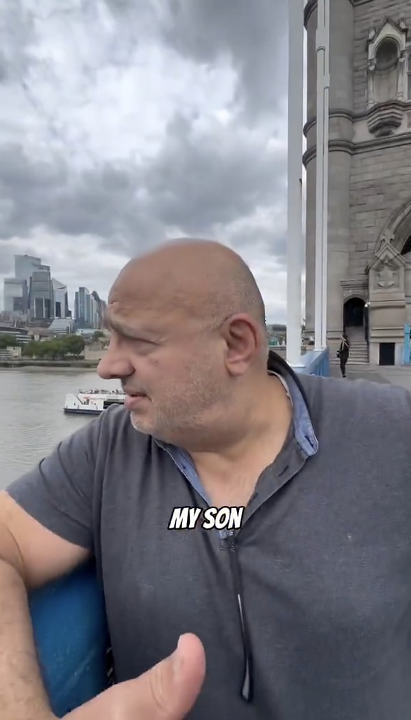 Bir genç, babasına Londra’nın ünlü simgelerinden Tower Bridge’i gezdirdi.