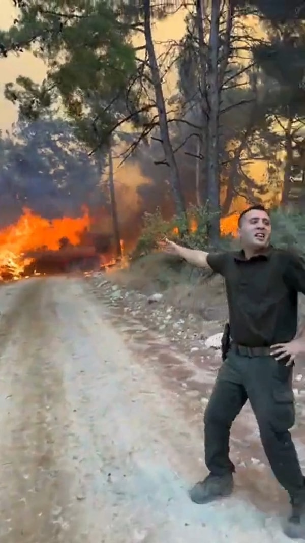 İtfaiye aracı alevler arasında kaldı.