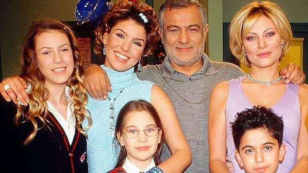 2001-2002 yılları arasında yayınlanan "Dadı" dizisi yayınlandığı döneme damga vuran işlerin arasında yer aldı.