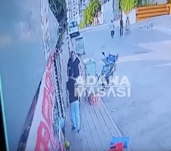 Bekçinin 15 yaşındaki çocuğu sipariş ettiği marulu beğenmediği için dövdüğü iddia edildi.