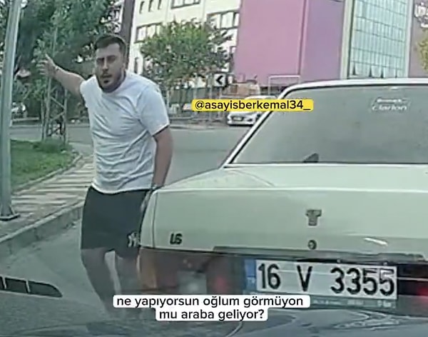Saldırgan erkek kadına, devlete ağır küfürler etti; otomobil camını yumrukladı.