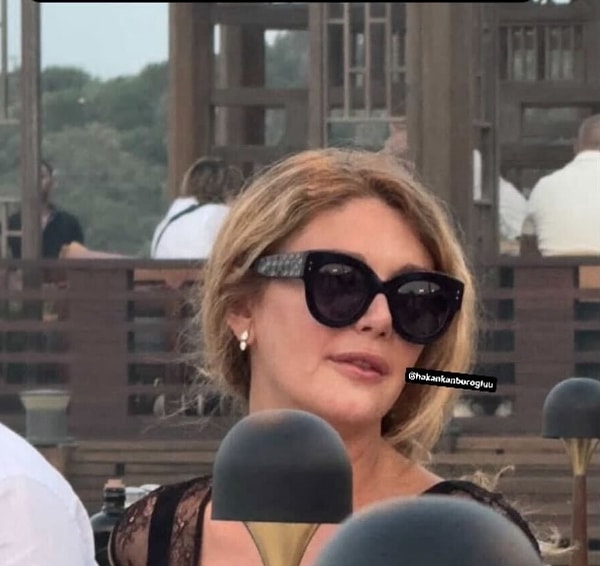 Gazeteci Hakan Kanburoğlu'nun paylaşımına göre, zaman zaman Türkiye'ye geldiği ve Bodrum'da tatil yaptığı söylenen Aysun Kayacı uzun süre sonra kameralara yakalandı.