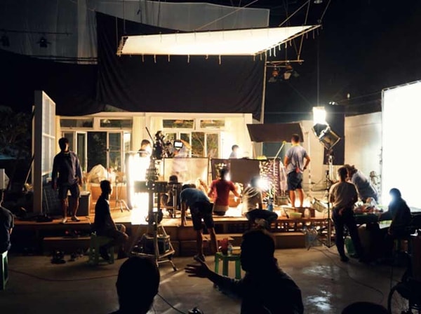 Dizi ve film setleri, izleyicilerin yalnızca ekranda gördüğü sahnelerden ibaret değil.