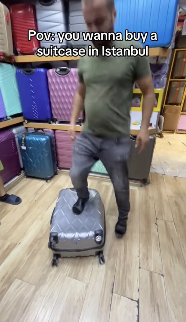 Bir satıcının turiste yaptığı "dayanıklılık" testi gündem oldu.