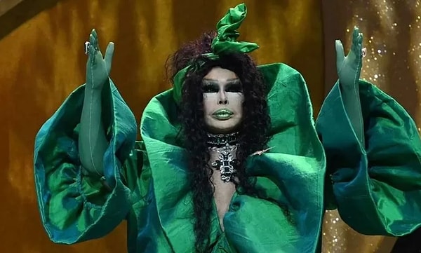 Öyle bir koltuğu var ki, yıllardır o tahtta kimseyi oturtmuyor; şanıyla, şöhretiyle ve elbette ki dillere destan sahne kostümleriyle “Diva” unvanını hak eden Bülent Ersoy’dan bahsediyoruz.