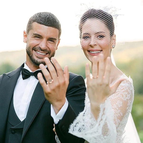 Ünlü oyuncu Berk Oktay ve Yıldız Çağrı Atiksoy, 2022 yılında görkemli bir törenle nikah masasına oturmuştu.