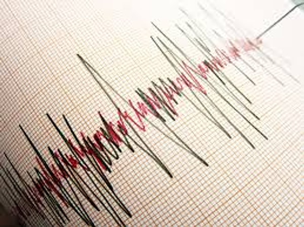 19.53'te İstanbul'da da hissedilen şiddetli bir deprem meydana geldi.