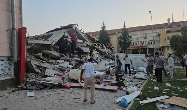Sındırgı'da gerçekleşen 6.1 büyüklüğündeki deprem büyük korku yarattı.