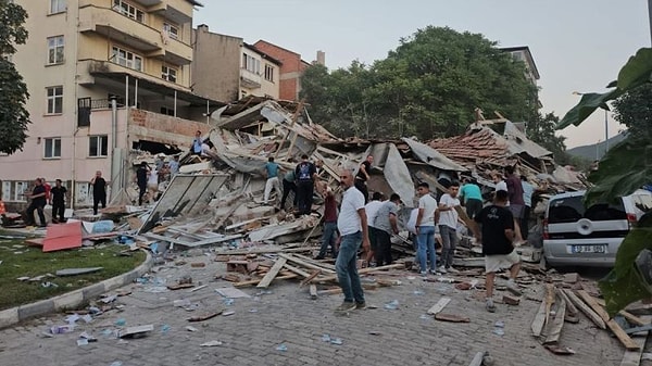 10 Ağustos günü 19.53'te gerçekleşen 6.1'lik Balıkesir depremi, birçok ilde yoğun bir şekilde hissedildi ve büyük bir paniğe yol açtı.