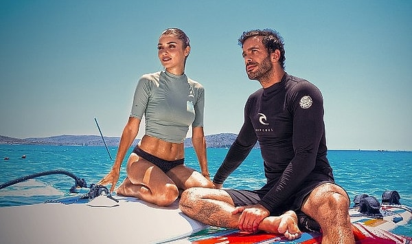 Hande Erçel ve Barış Arduç'un partnerliği Netflix yapımı Rüzgara Bırak ile büyük beğeni topladı.