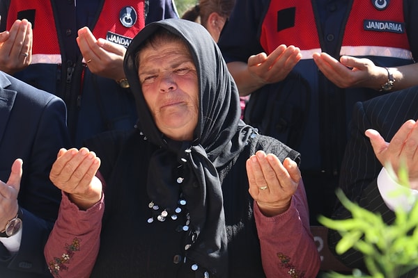 Ayşe Bülbül, Terörsüz Türkiye sürecine desteğini Eren Bülbül'ün mezarı başında yineledi.