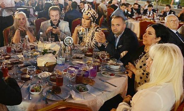 İleriki yıllarda bu kez Recep Tayyip Erdoğan’ın iftar davetinde aynı masaya oturmak zorunda kaldı ikili.