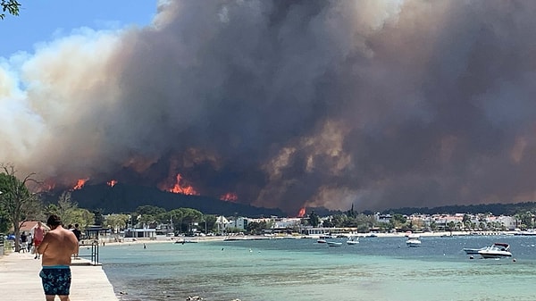 Çanakkale'de orman yangını çıktı. Vali, "Hızla ilerliyor" açıklaması yaptı. 1 köy tedbiren boşaltıldı.