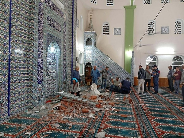 Camiden düşen tuğla parçaları nedeniyle 66 yaşındaki vatandaş yaşamını yitirdi.