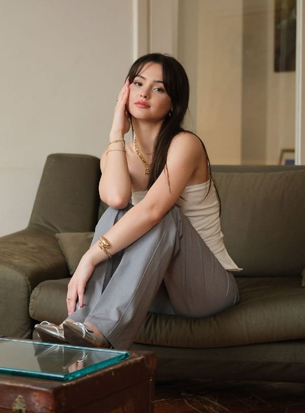 Derya Pınar Ak, Instagram’da paylaştığı fotoğraflarda Photoshop’la boyunu uzatınca sosyal medya karıştı.