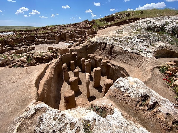 Which is older, Karahantepe or Göbeklitepe? The Relationship Between Two Ancient Centres