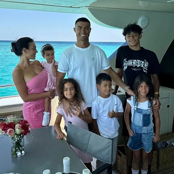 2010 yılında taşıyıcı anne aracılığıyla ilk çocuğunu, 2017 yılında ise yine taşıyıcı anne aracılığıyla ikizlerini kucağına alan Cristiano Ronaldo, Georgina ile tanıştığında çoktan babaydı.