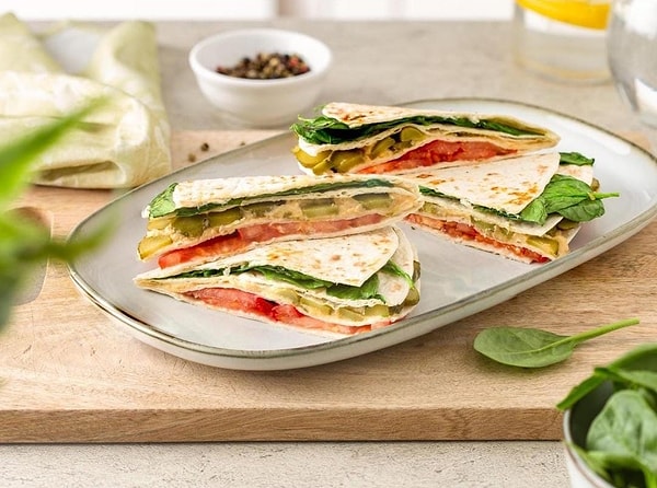1. Humus ve Turşulu Tortilla Ekmeği